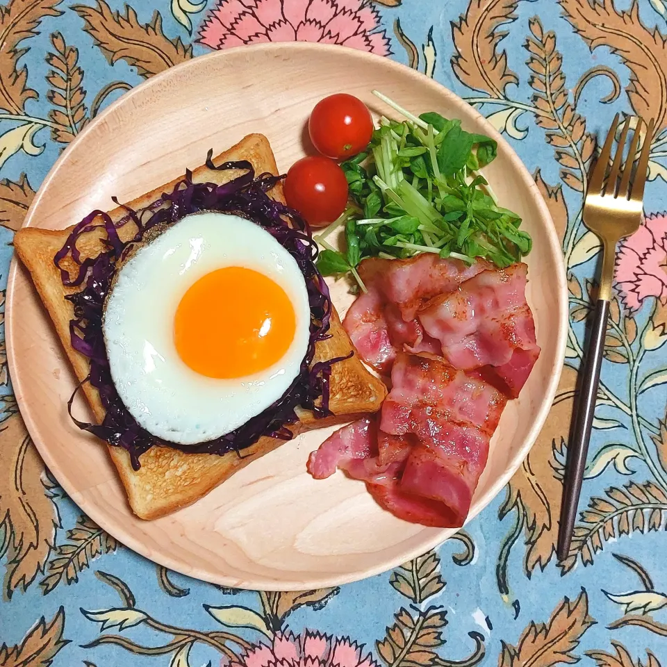 紫キャベツ＆目玉焼きトースト|きつねさん