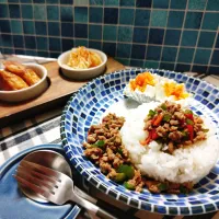アマイモノ・クウ蔵さんの料理 ピーマンと肉そぼろ乗せご飯、茹でたまご添えのレシピ