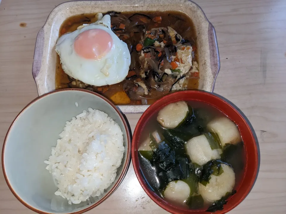 2024/02/09の食事メニューは餡掛け豆腐ハンバーグ定食1個は目玉焼きトッピング
・豆腐ハンバーグ中身（木綿豆腐＋芽ひじき＋春牛蒡＋人参＋韮＋塩）
・餡中身等（顆粒ほんだし＋サラダ油＋丸本大香胡麻油＋醤油＋料理酒＋味醂＋水）
・麩とワカメ味噌汁（麩＋ワカメ＋＋マルコメフリーズドライ出汁入り粒味噌󠄀＋水）|Tarou  Masayukiさん