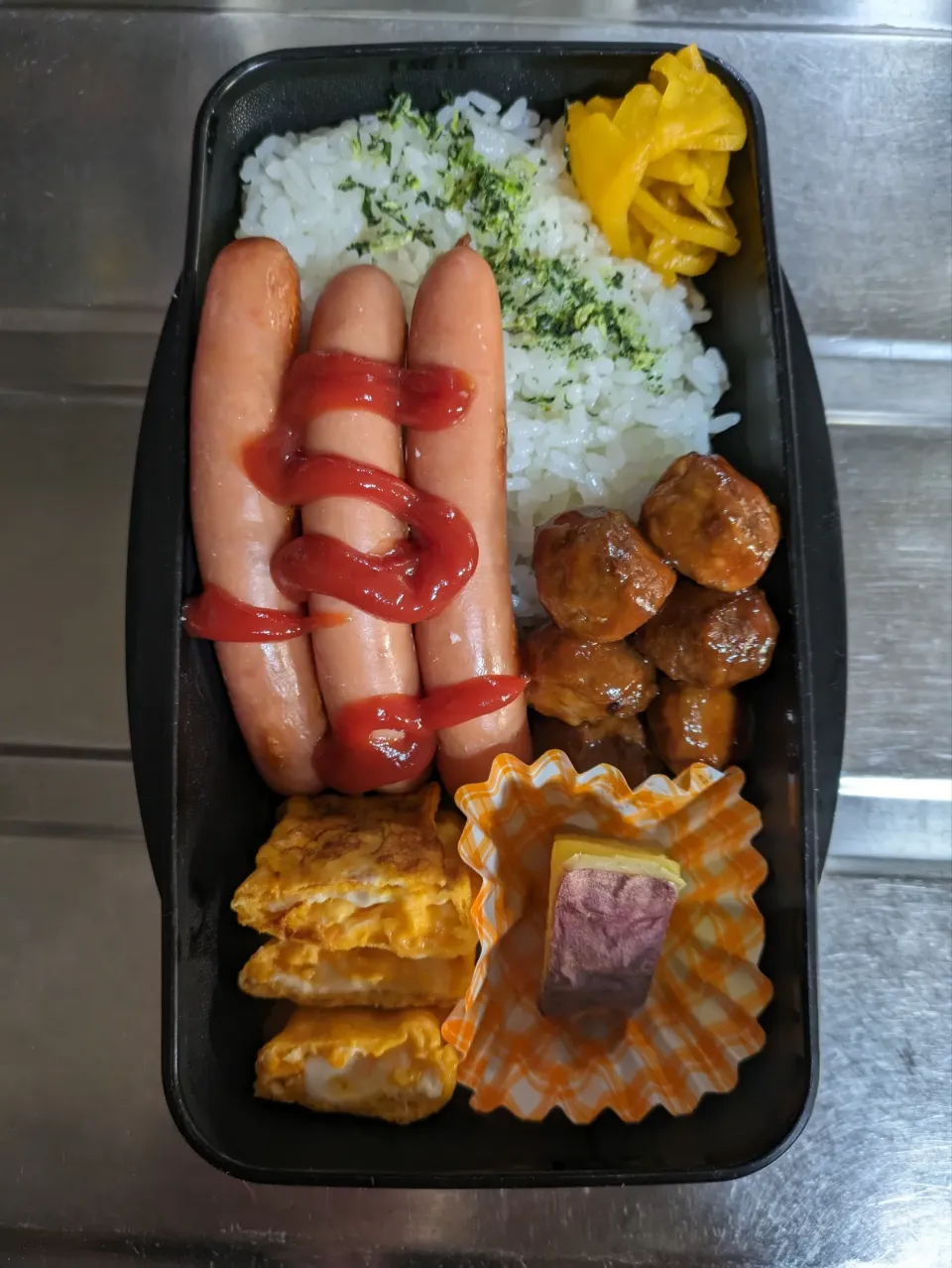 旦那弁当　2024/2/9

ミートボール
ウインナー
玉子焼き
さつまいもの甘煮|ユキヨメ♪さん