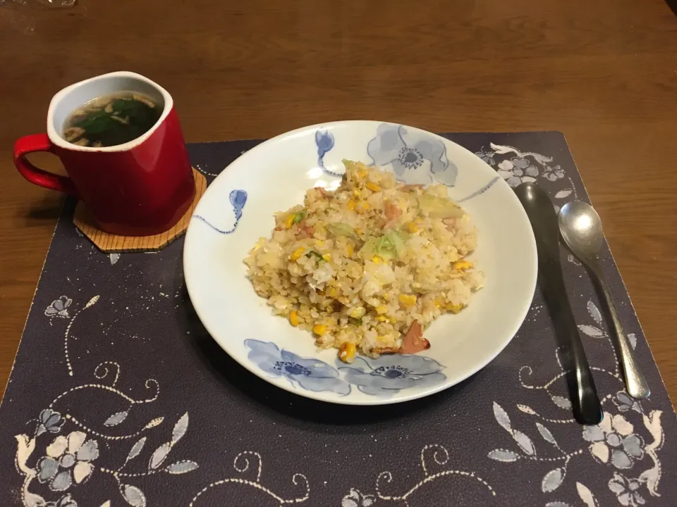 Snapdishの料理写真:炒飯、小松菜とわかめと揚げ玉ねぎ入りタマネギスープ(昼飯)|enarinさん