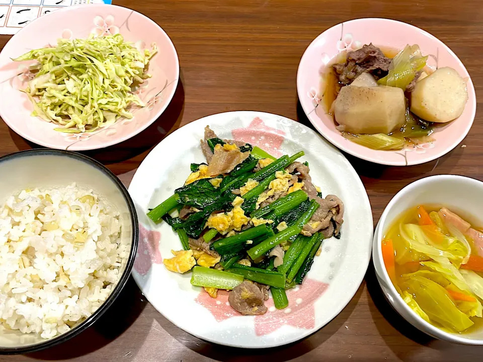 小松菜と豚肉の中華風卵炒め　カレー風味スープ　里芋と牛肉の煮物　胡麻キャベツ|おさむん17さん