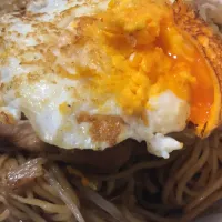 Snapdishの料理写真:卵乗せ焼きそば|ユキさん