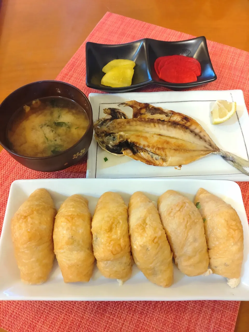 Snapdishの料理写真:☆いなり寿司
☆アジ開き
☆しじみとわかめの味噌汁
☆たくあん＆赤カブ甘酢漬け|chikakoさん