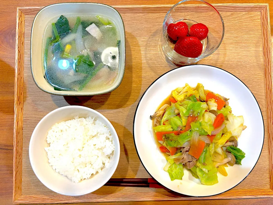 昨日の夜ご飯(野菜炒め、ほうれん草スープ、いちご)|cocomikaさん