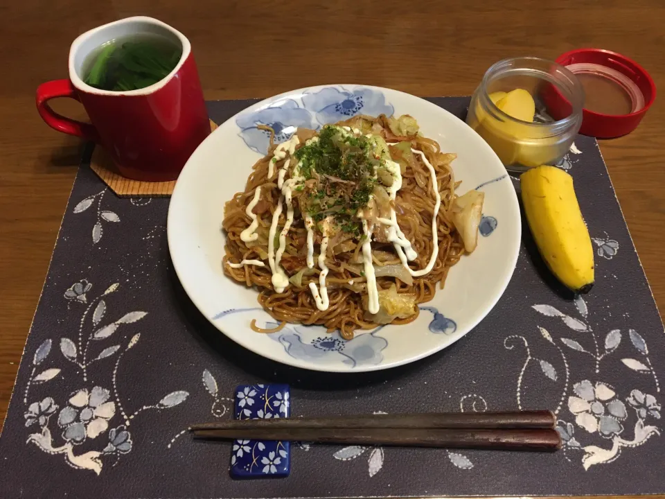 大盛りソース焼きそば、沢庵、ワカメ＆小松菜入りタマネギスープ、バナナ(昼飯)|enarinさん