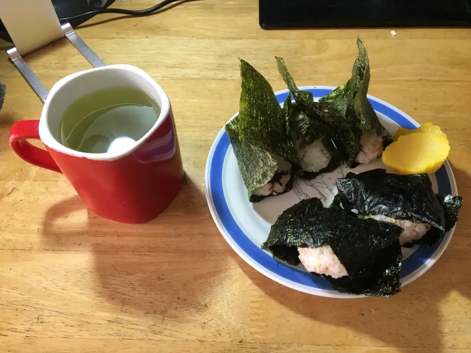 おにぎり、沢庵、熱い日本茶(朝ご飯)|enarinさん