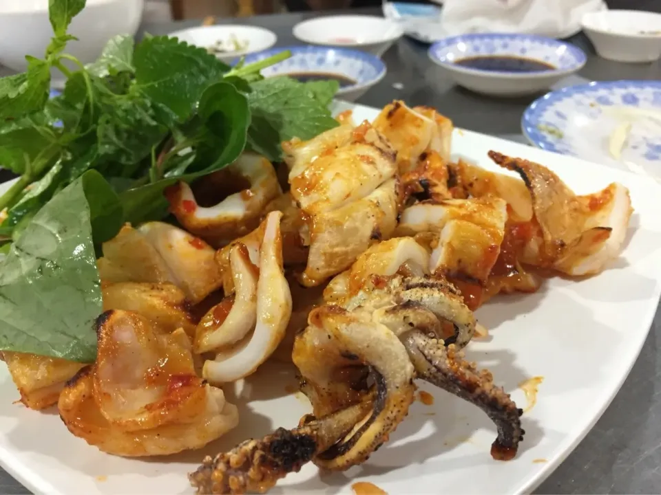 ベトナム🇻🇳ブンタウのシーフードレストランで焼きイカ　新鮮で美味しい|Mikoshiba Kazutoshiさん