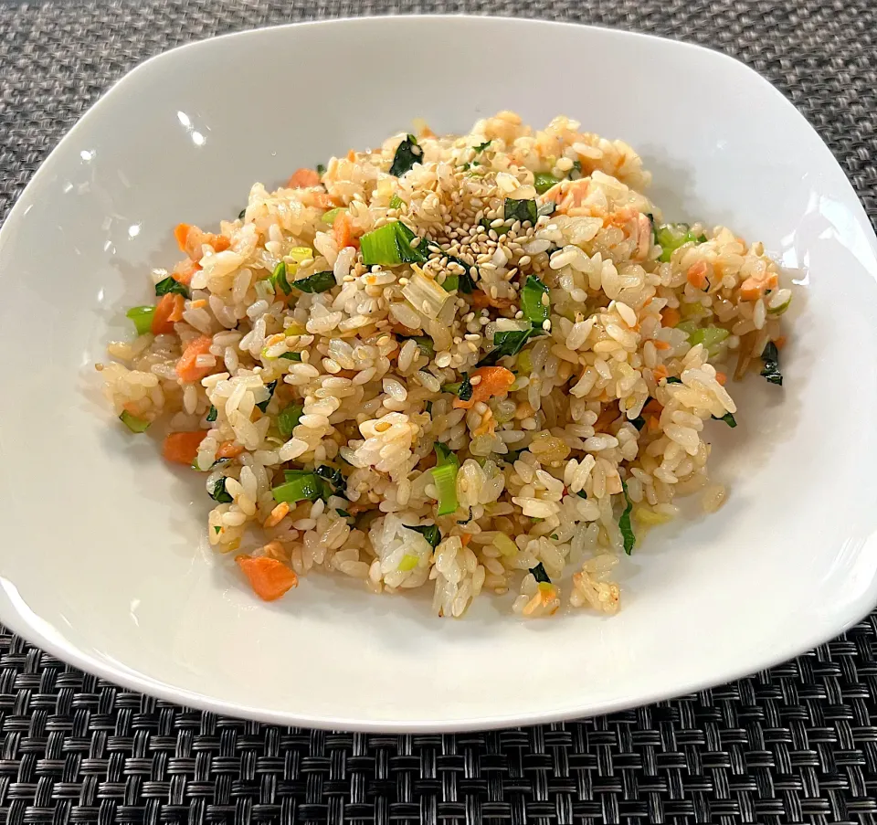 Snapdishの料理写真:【本日の昼食】鮭青菜チャーハン|まひるさん