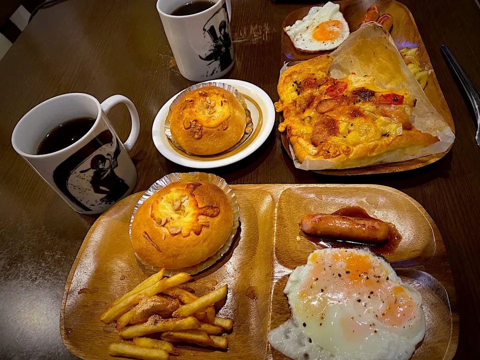 目玉焼き　フレンチフライ　ピザパン　カシューナッツとチーズのパン　コーヒー|ch＊K*∀o(^^*)♪さん