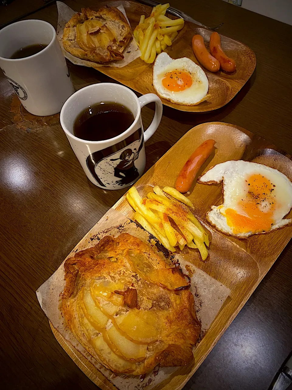 目玉焼き　フレンチフライ　焼きソーセージ　　リンゴと胡桃のライ麦ブレッド　コーヒー|ch＊K*∀o(^^*)♪さん