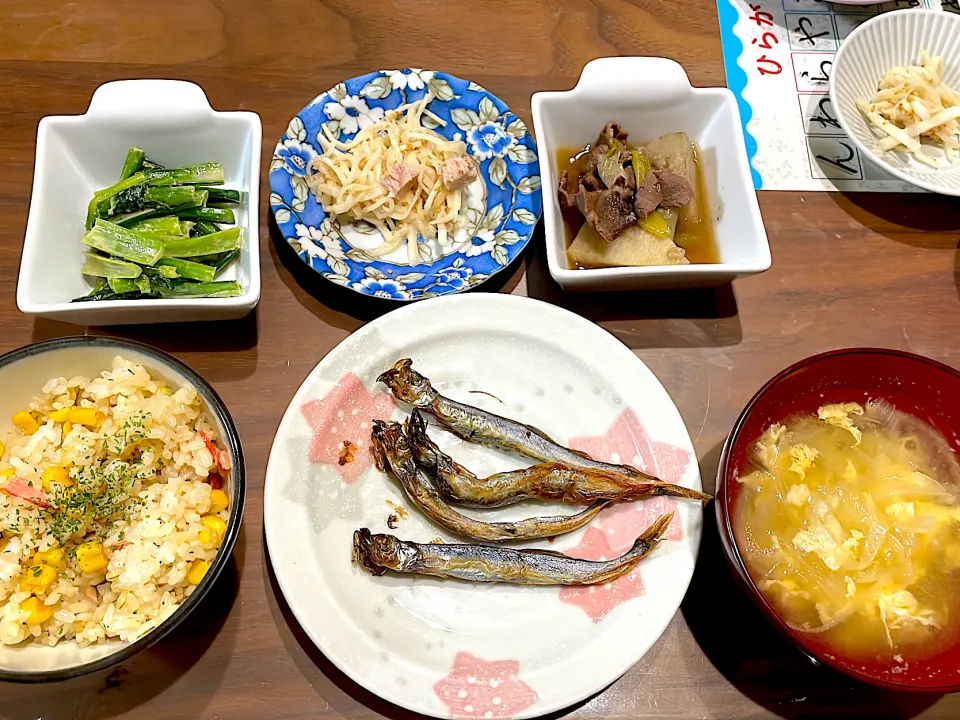 ししゃも　カニかまとコーンの混ぜご飯　玉ねぎと卵の味噌汁　里芋と牛肉の煮物　大根とツナのマヨポン和え　小松菜のくるみ味噌和え|おさむん17さん