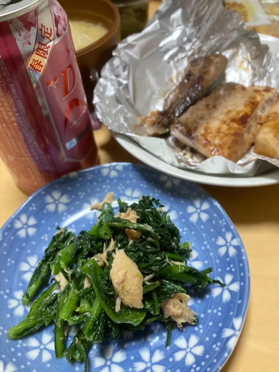 単身赴任中の男飯(春菊の和物と鰤の焼き物)|おおもりの星さん