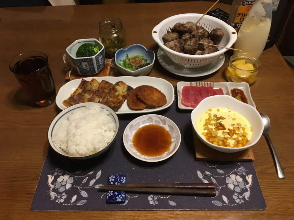 ご飯、大めばちまぐろの刺身、チヂミ、揚げ焼きコロッケ、バターコーン、塩茹で里芋、小松菜のお浸し、ごま高菜漬け、沢庵、茹でブロッコリー、烏龍茶(夕飯)|enarinさん