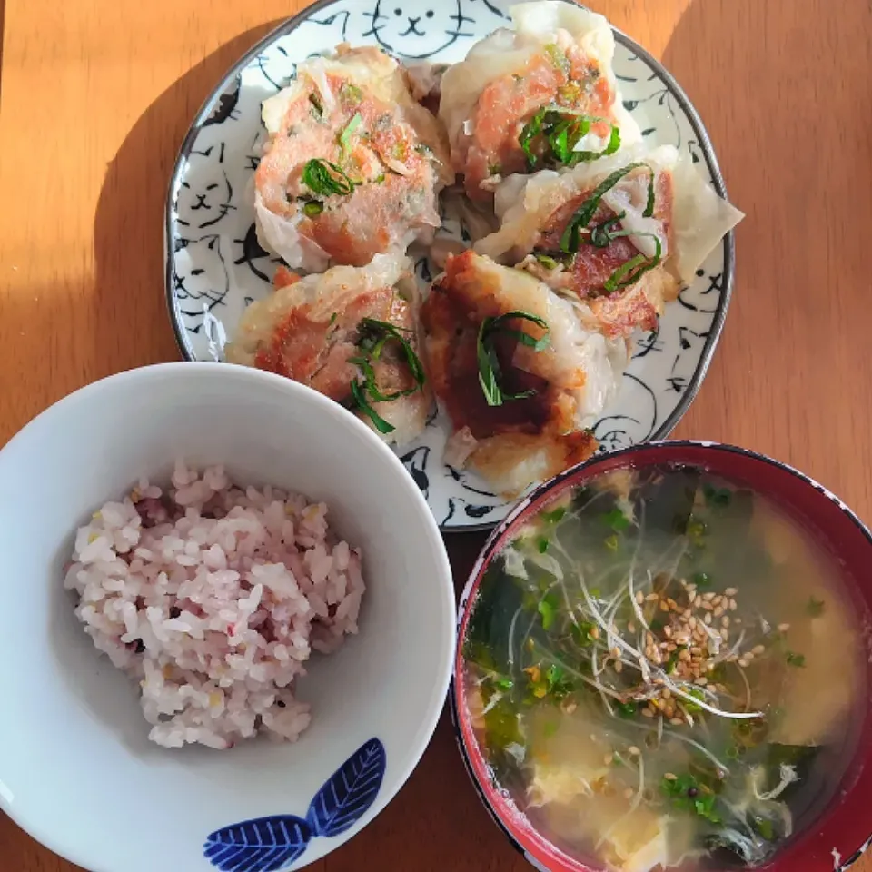 Snapdishの料理写真:2024 0210 　大葉の焼きしゅうまい　わかめとブロッコリースプラウトの卵スープ|いもこ。さん