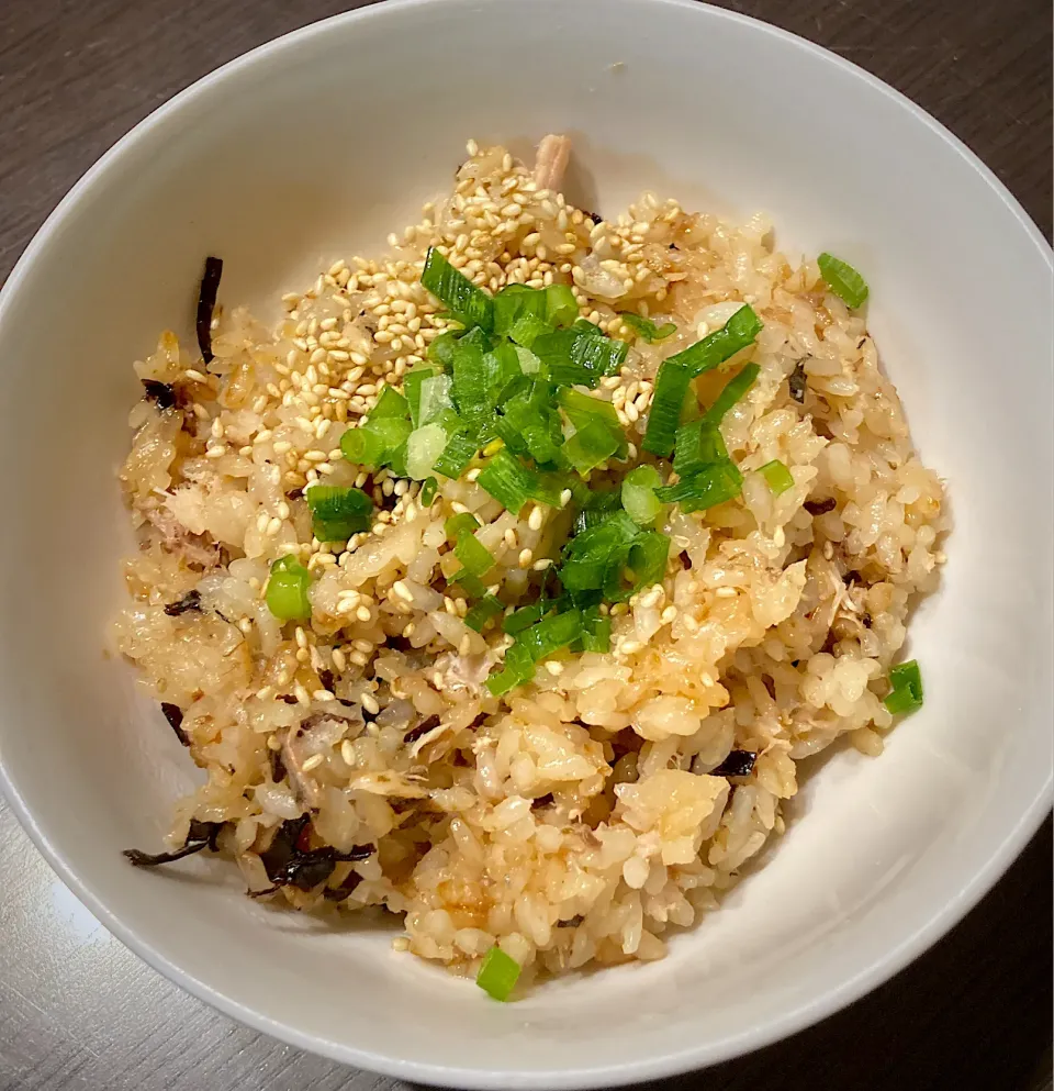 Snapdishの料理写真:鯖水煮缶と塩昆布の炊き込みご飯|Kouki Tanabeさん