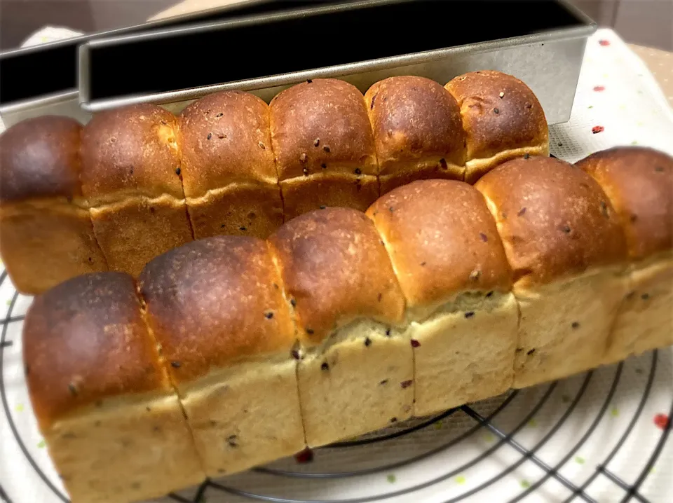 Snapdishの料理写真:黒ごまとさつまいものロング食パン|S.Ishiharaさん