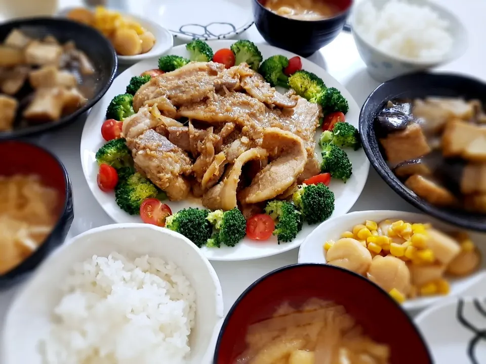 夕食(,,>᎑<,,)
厚切り豚肉スタミナ焼＆ブロッコリー＆トマト
ホタテとコーンのバター醤油炒め
ナスと厚揚げと舞茸揚げ浸し
お味噌(大根、油揚げ)|プリン☆さん