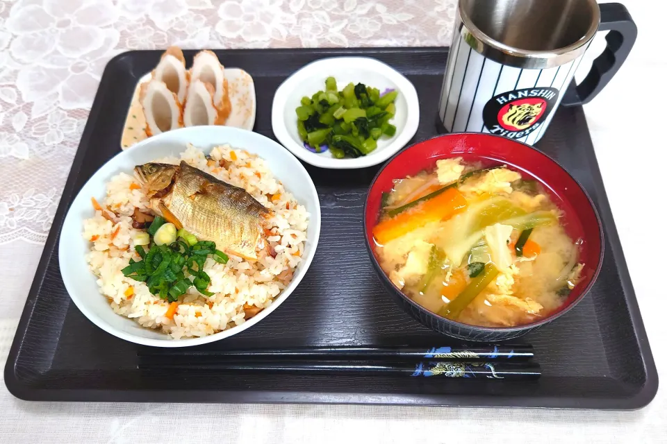 今日の昼ご飯（鮎の炊き込みご飯に野菜と玉子のみそ汁、ちくわ、野沢菜漬）|Mars＠釜飯作り研究中さん