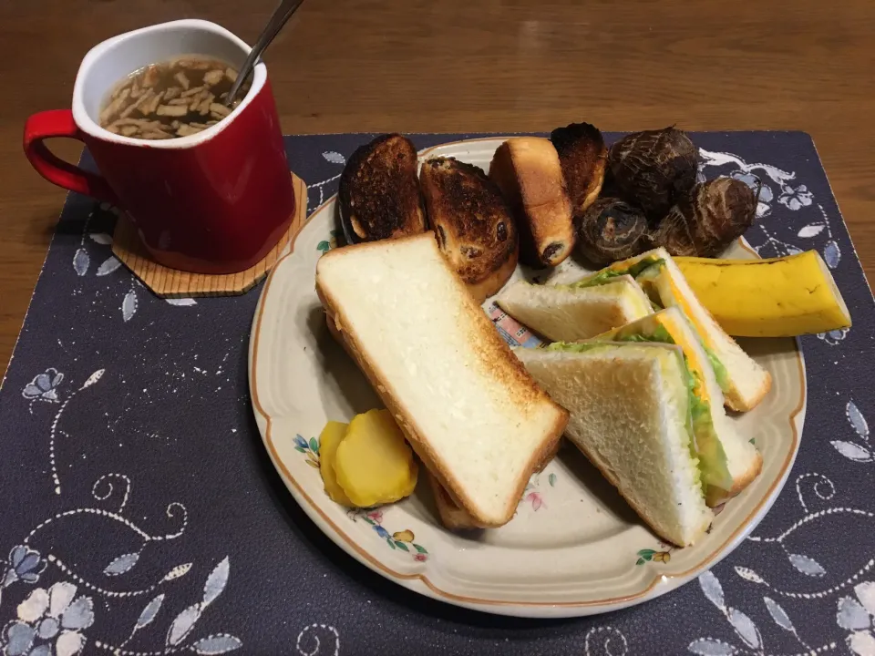 Snapdishの料理写真:ホットサンドイッチ、葡萄パン、沢庵、塩茹で里芋、ワカメ＆揚げ玉ねぎ入りタマネギスープ、バナナ(昼飯)|enarinさん