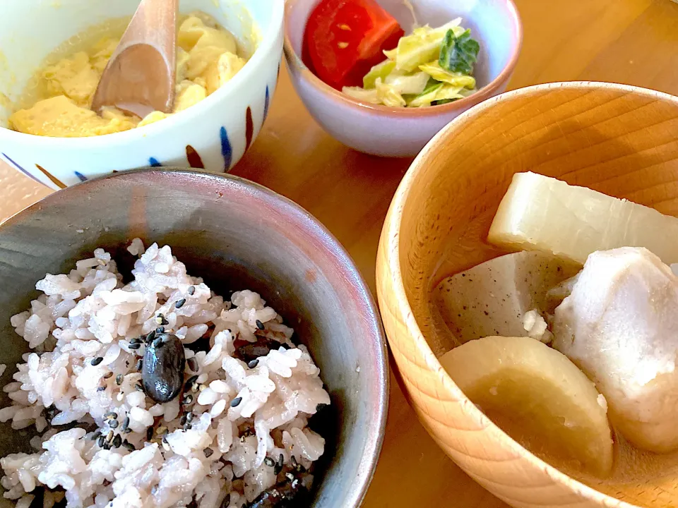 Snapdishの料理写真:黒豆ご飯、おでん🍢殘り、キャベツのマリネとトマト、半分こした茶碗蒸し食べかけ😜|さくたえさん