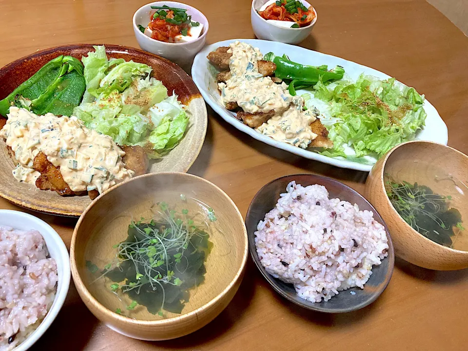 Snapdishの料理写真:塩糀パウダーで柔らか鶏胸肉のチキン南蛮〜らっきょう入りタルタルソース♡焼きピーマン♡キムチ奴♡モズクとワカメのスープ♡雑穀米ご飯|さくたえさん