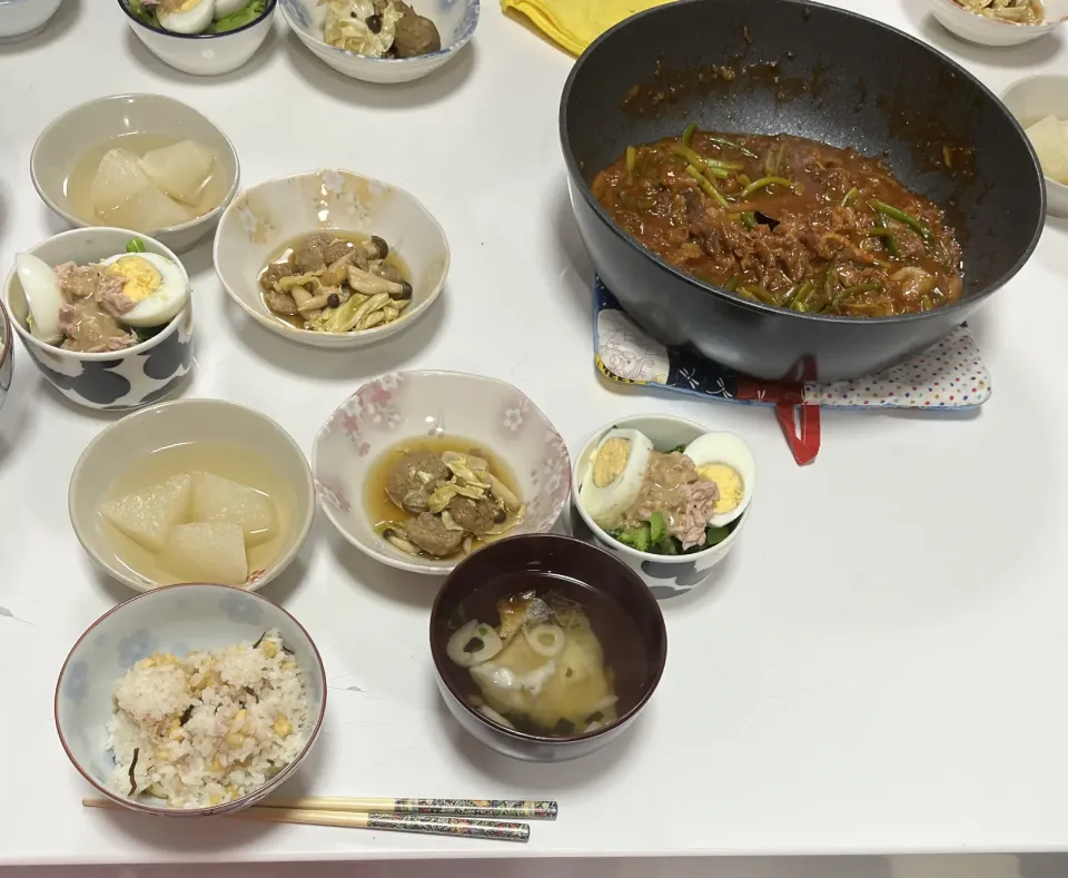 作り置きとか残り物でスピード晩御飯☆サラダ（ゆで卵・ツナ・ブロッコリー）☆大根煮☆肉団子の甘酢餡☆牛コマプルコギ炒め☆雑煮（お吸い物の素・餅）☆混ぜご飯（天かす・ツナ・塩昆布・酢）|Saharaさん