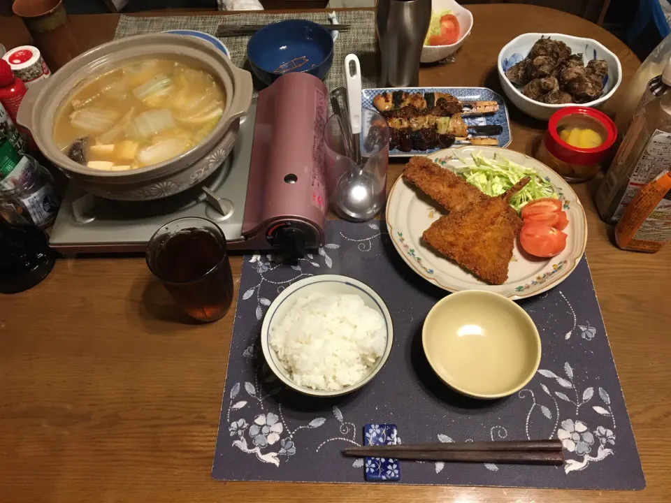 Snapdishの料理写真:ご飯、味噌仕立て寄せ鍋、イカフライとアジフライ、サラダ、ねぎま串と鳥レバー串、沢庵、烏龍茶(夕飯)|enarinさん