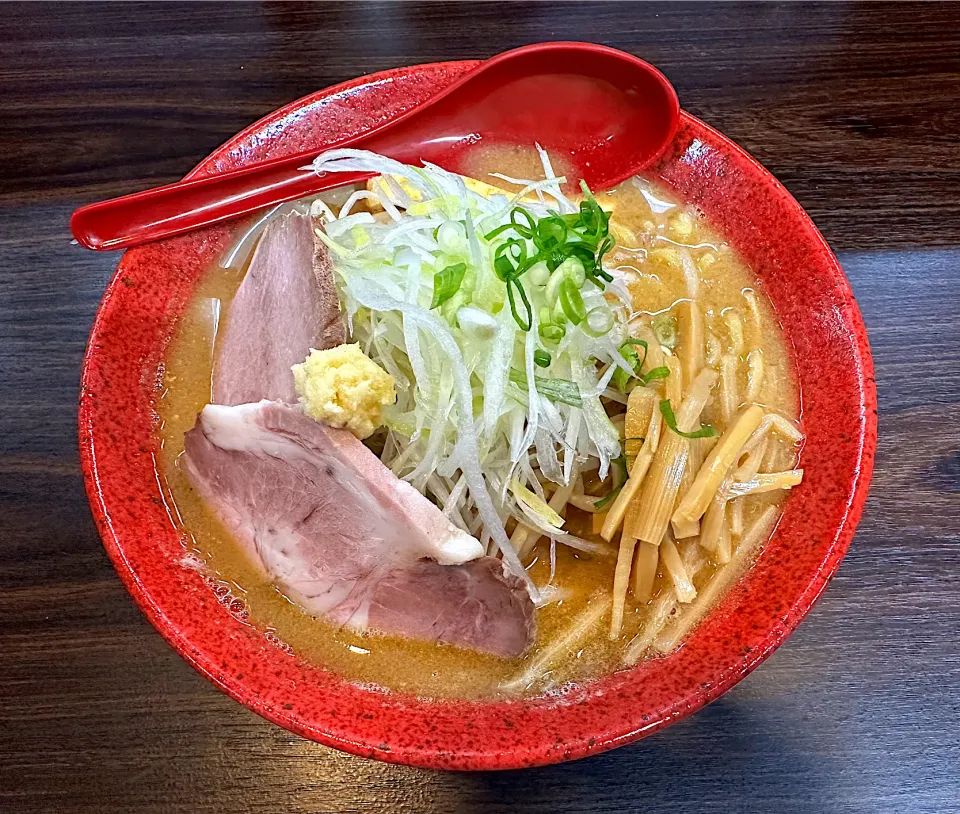 Snapdishの料理写真:焼き味噌ラーメン🍜@くまおやじ　厚木　久しぶりに行ったら¥90値上げ💦　でも一杯¥940  ローカル過ぎてなかなか来ない場所だけど、こんなに美味しい味噌ラーメンはなかなか無いので是非皆さんに食べて頂きたいなー🫠|BUBUさん