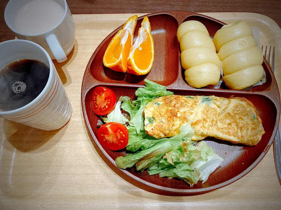 ウインナーロールと和風オムレツで朝食|civettaさん