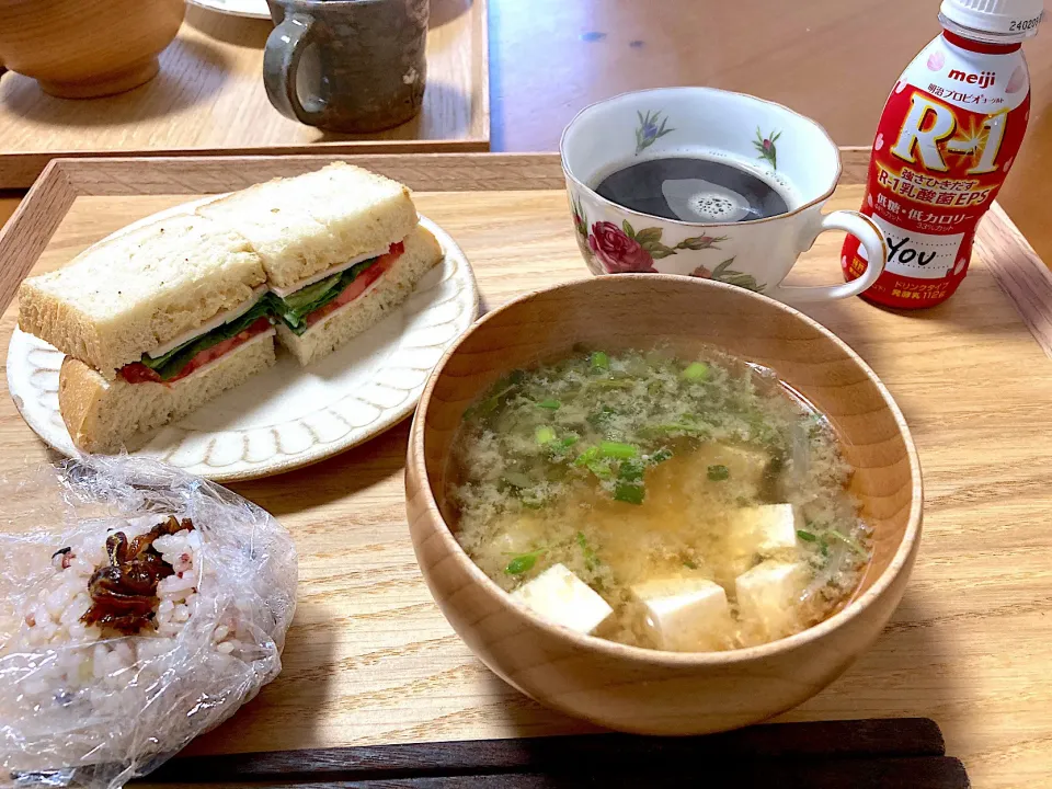 朝焼きライ麦食パンでハムサンド🥪、メカブとお豆腐の甘酒スープ、雑穀米ご飯でキビナゴの釘煮おにぎり、タンポポ珈琲、R-1|さくたえさん