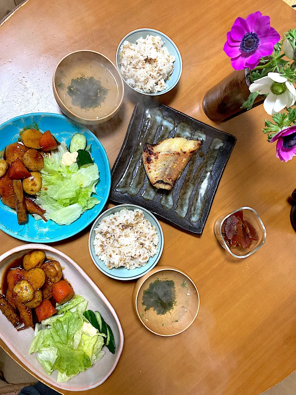 鶏手羽中と根菜の黒酢甘辛煮、赤魚の西京漬、雑穀米ご飯、モズクとメカブのスープ、奈良漬|さくたえさん