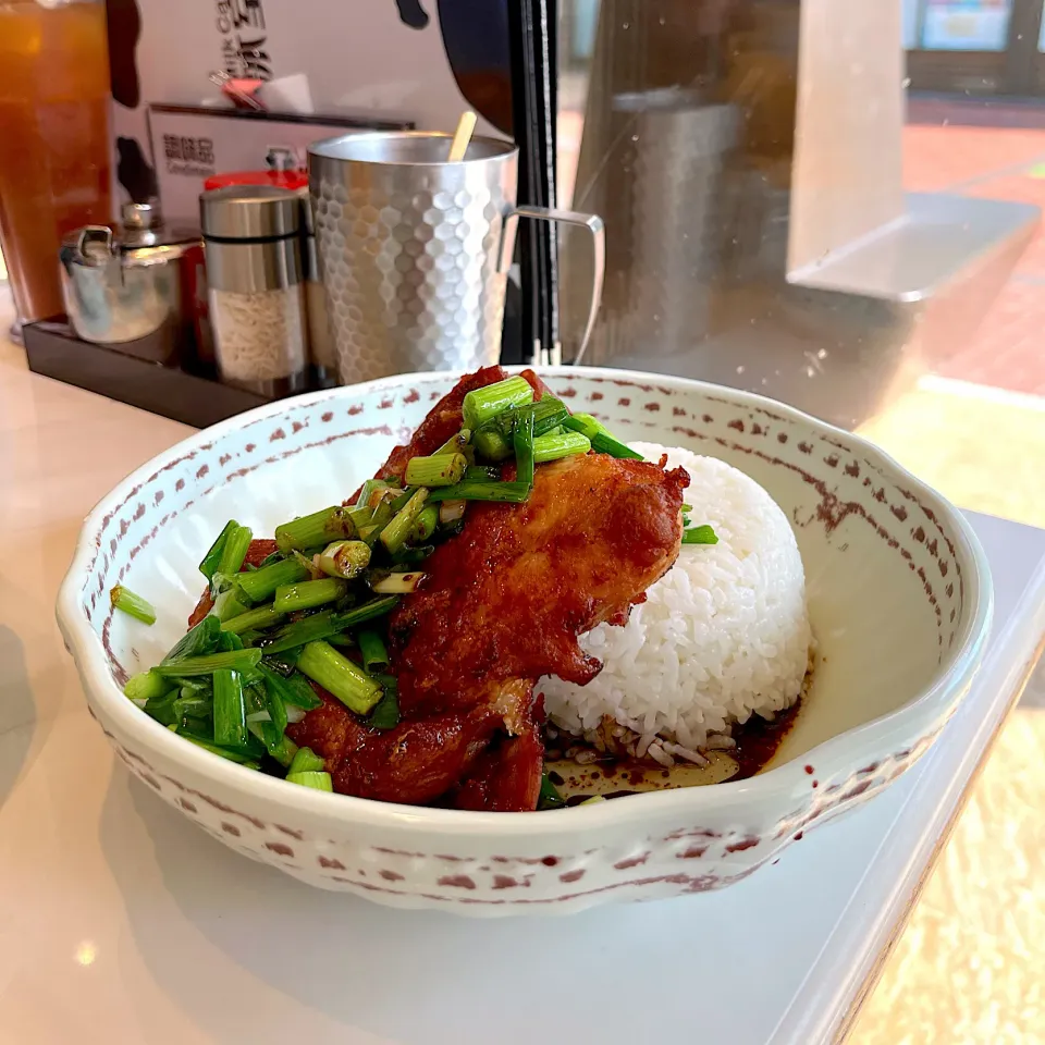 Pan fried chicken steak and scallion with rice|skyblueさん