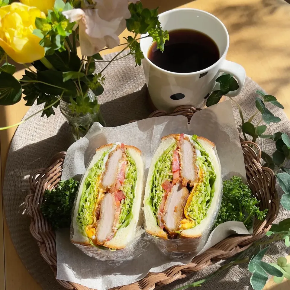 Snapdishの料理写真:2/12❤︎ヒレカツサンドランチ🌱✨

＊ ホテル食パン
＊ 柔らかヒレカツ
＊ 朝失敗して崩れた目玉焼き🍳🙇‍♀️
＊ フリルレタス ＊キャベツ＊トマト|Makinsさん