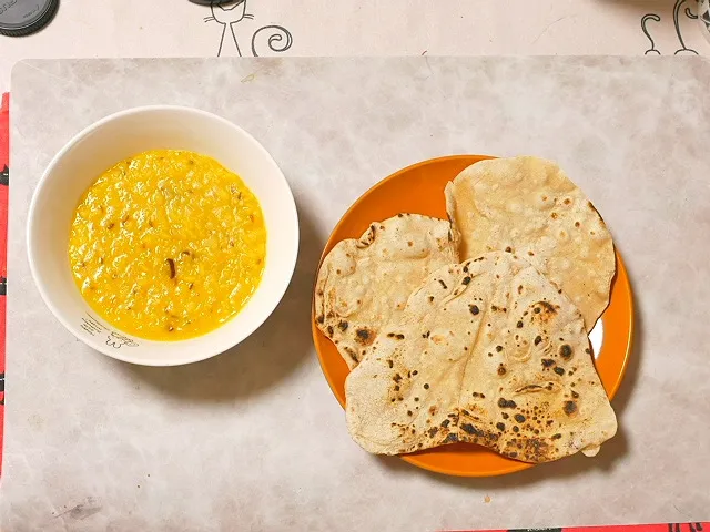 ダルカレーとチャパティ。
材料はシンプルにレンズ豆だけ。
インドで食べた、あの味に近い☺️
チャパティもアタ粉でつくりました😆|深夜特急fさん