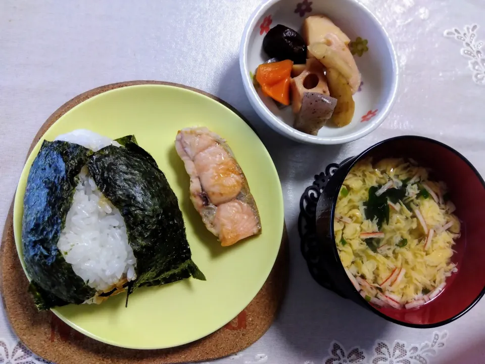 子供の昼ご飯!
昆布🍙甘塩鮭、生協野菜旨煮、
生協たまごスープ|m.rafuさん