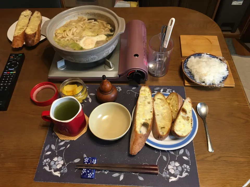 味噌仕立て鍋焼きうどん、ガーリックトースト、ご飯、イカフライとアジフライ、沢庵、熱い日本茶(昼飯)|enarinさん