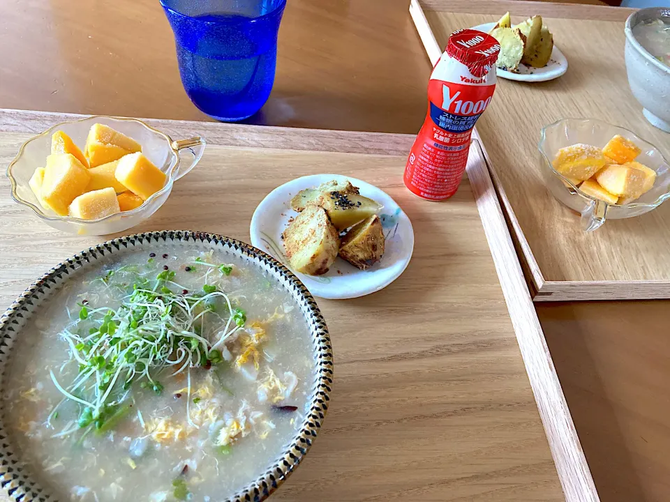 Snapdishの料理写真:オートミールの雑炊🥣、オーブンで1時間焼いた焼き芋🍠に蜂蜜シナモン黒胡麻のデザート、マンゴー、Yakult1000|さくたえさん