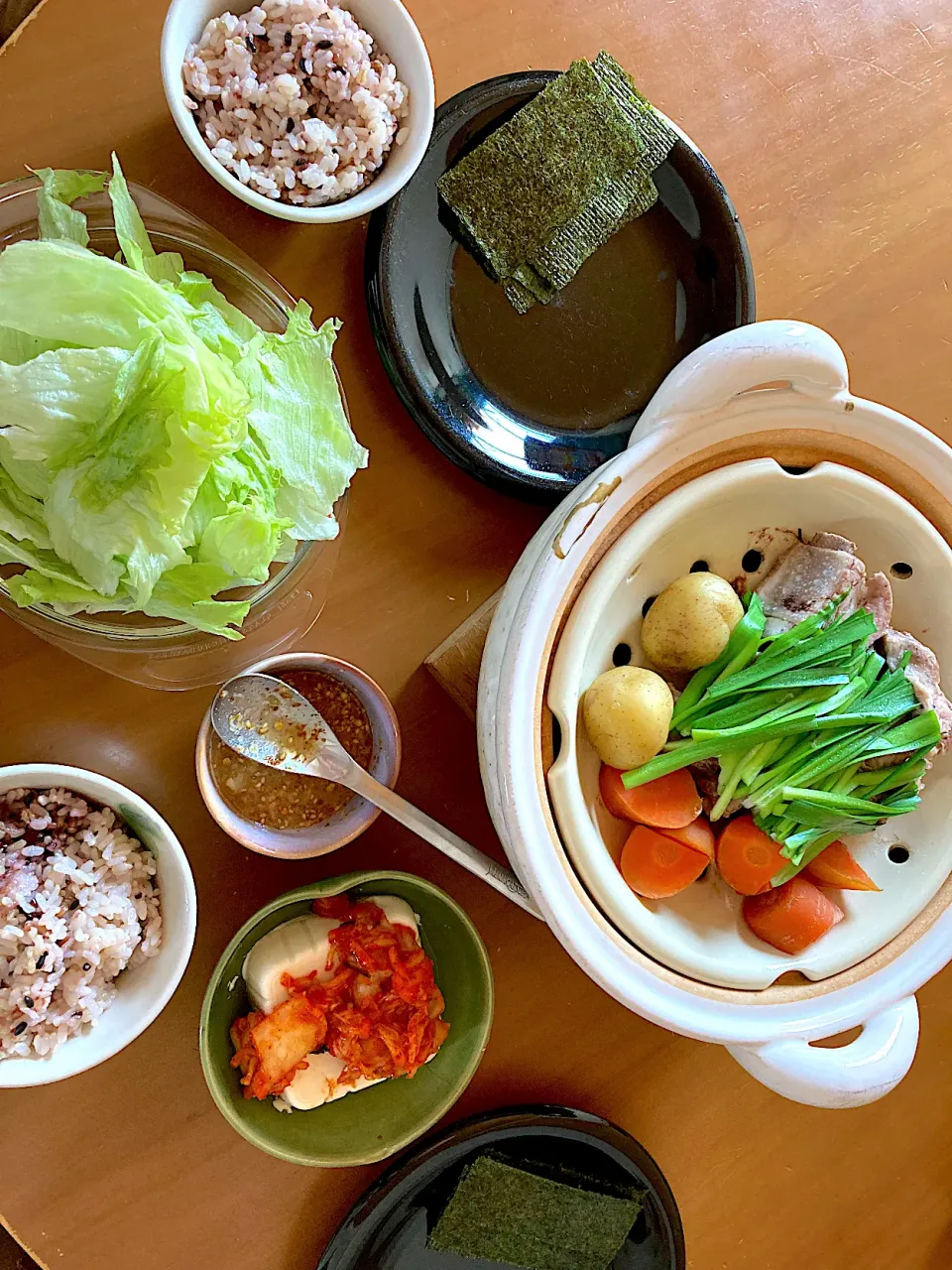 豚スペアリブの塩糀パウダー蒸し💚色々野菜と自家製甘酒と粒みそニンニク生姜入りスパイシーソースで、キムチ奴、雑穀米ご飯、焼き海苔|さくたえさん