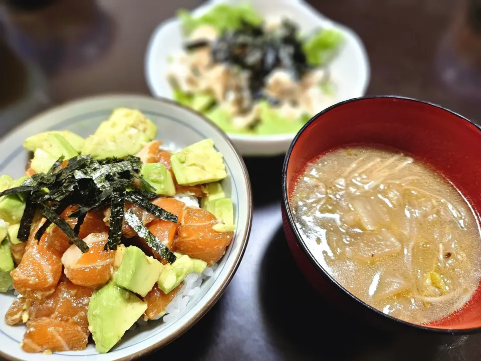 ささみとレタスのチョレギサラダとサーモンとアボカド丼|もんさん