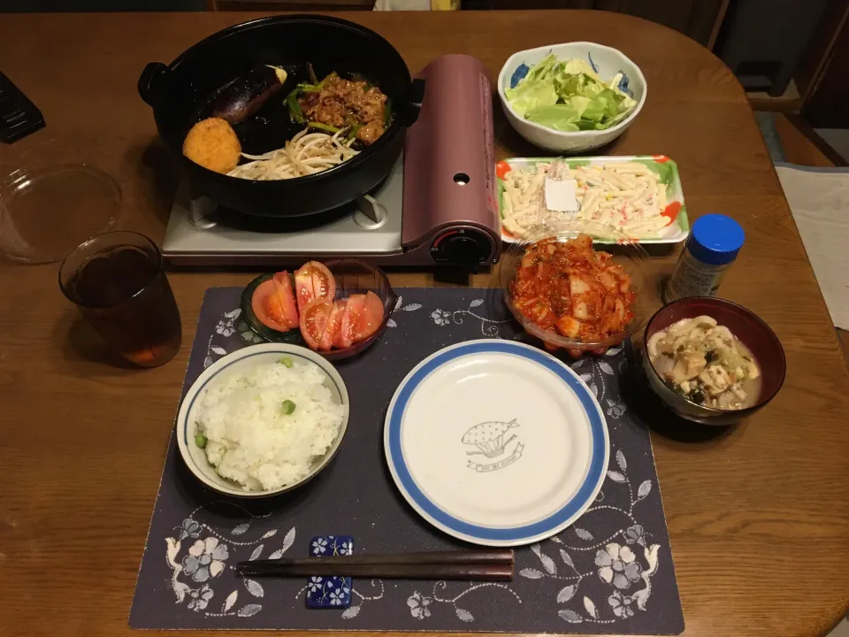 Snapdishの料理写真:宮野食品さんのしお豆を使った豆ご飯、南部鉄器の鉄鍋焼き、バリバリキャベツ、トマト、キムチ、椀もの、マカロニサラダ、烏龍茶(夕飯)|enarinさん