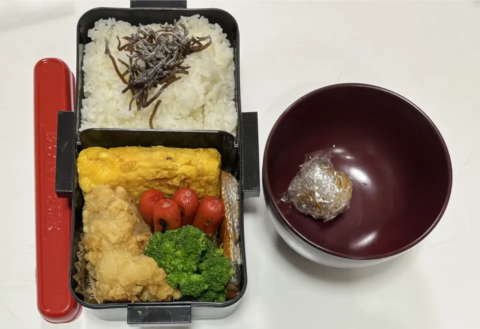 Snapdishの料理写真:パパ弁☆卵焼き☆鮭☆赤ウインナー☆塩唐揚げ☆ブロッコリー☆みそ玉|Saharaさん