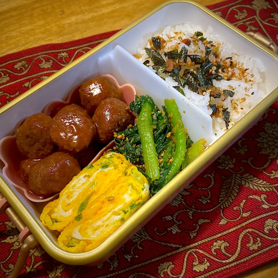 ミートボールと、ネギ入り玉子焼きと、小松菜の胡麻和えと、ふりかけご飯弁当|もえさん