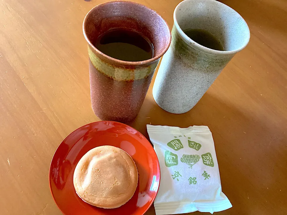 京都土産の阿闍梨餅と伊右衛門お抹茶入り🍵煎茶|さくたえさん