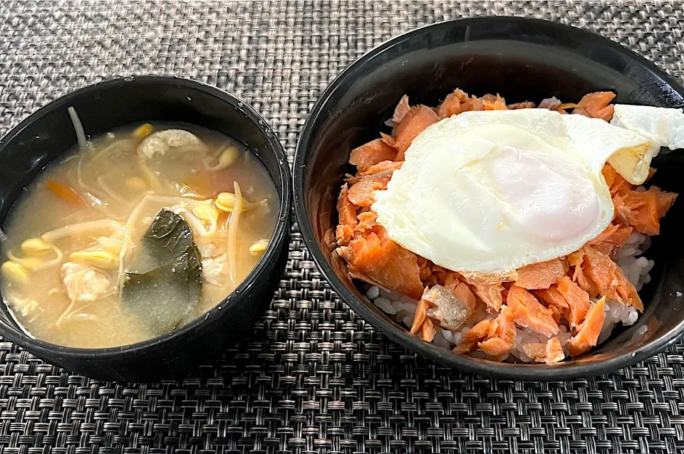 【本日の朝食】鮭丼の目玉焼きのせ、具だくさん味噌汁|まひるさん