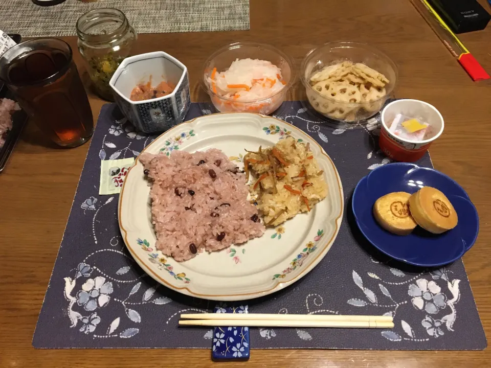 お赤飯、きんぴらおこわ、塩辛、なます、蓮根のきんぴら、納豆、ごま高菜漬け、烏龍茶、都まんじゅう(夕飯)|enarinさん