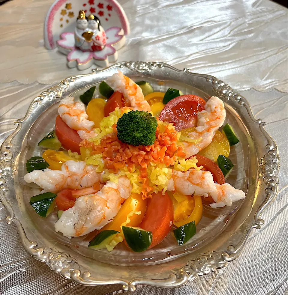 henryさんの料理 ボイルえび🦐トマト🍅ピクルス🥒🥕サラダ🥗|henryさん