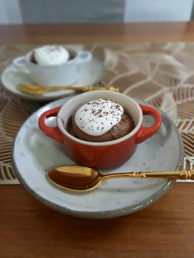 Snapdishの料理・レシピ写真:チョコレートムース(カカオ72％、甘くない生クリーム添え)｜まだ間に合う手作りバレンタイン♪