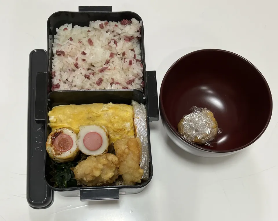 パパ弁☆だし巻き卵☆鮭☆塩唐揚げ☆ちくわソーセージ☆ほうれん草のお浸し☆混ぜご飯（うめこ）☆みそ玉|Saharaさん