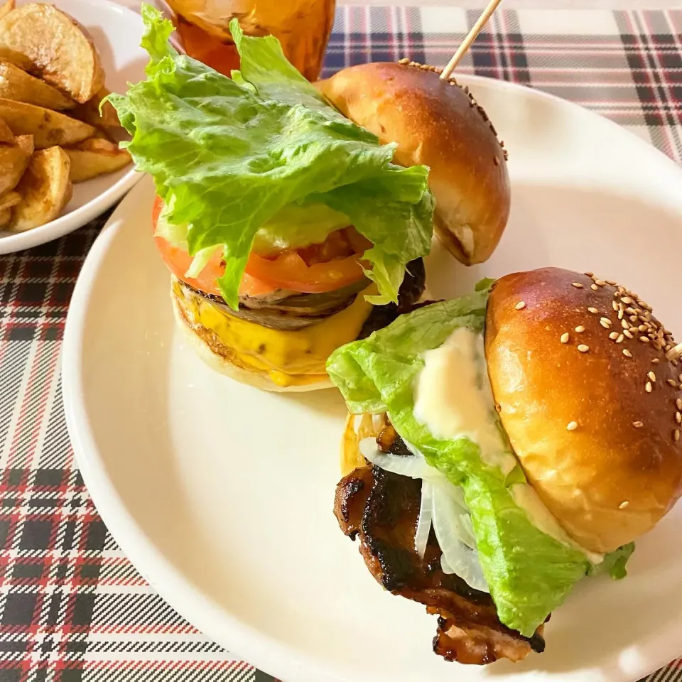 バンズも自家製 照り焼きバーガーとチーズバーガー|まみっこさん